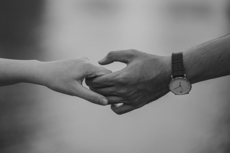 Uomo e donna si tengono per mano