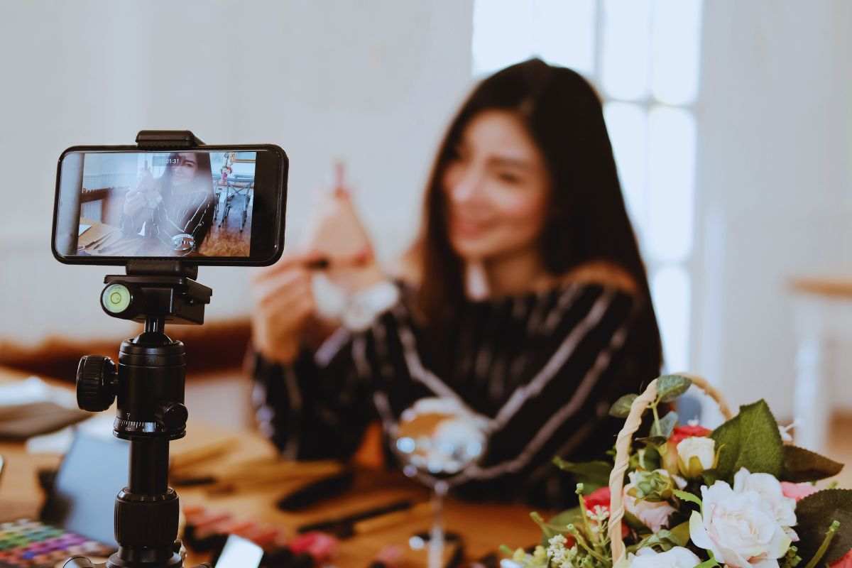 Donna che registra un video 