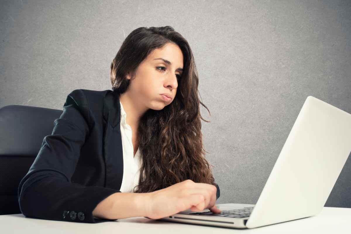 Donna sbuffa al pc