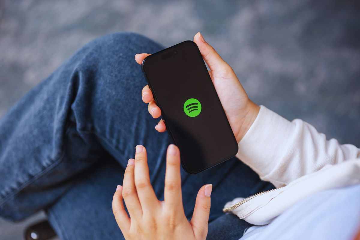 Ragazza che accede a Spotify da smartphone