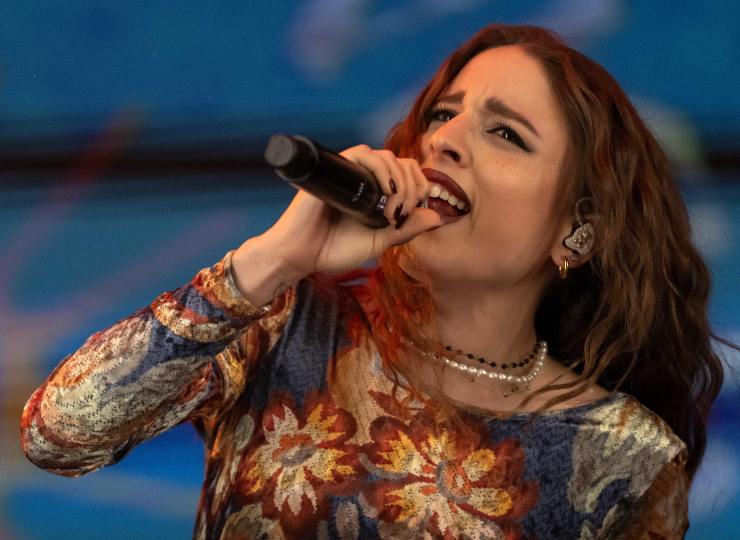 Angelina Mango mentre canta