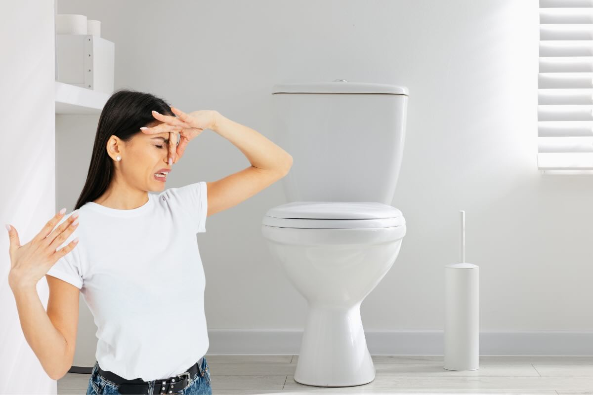 wc e donna che si tappa naso