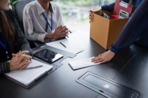 datore di lavoro consegna busta a lavoratore