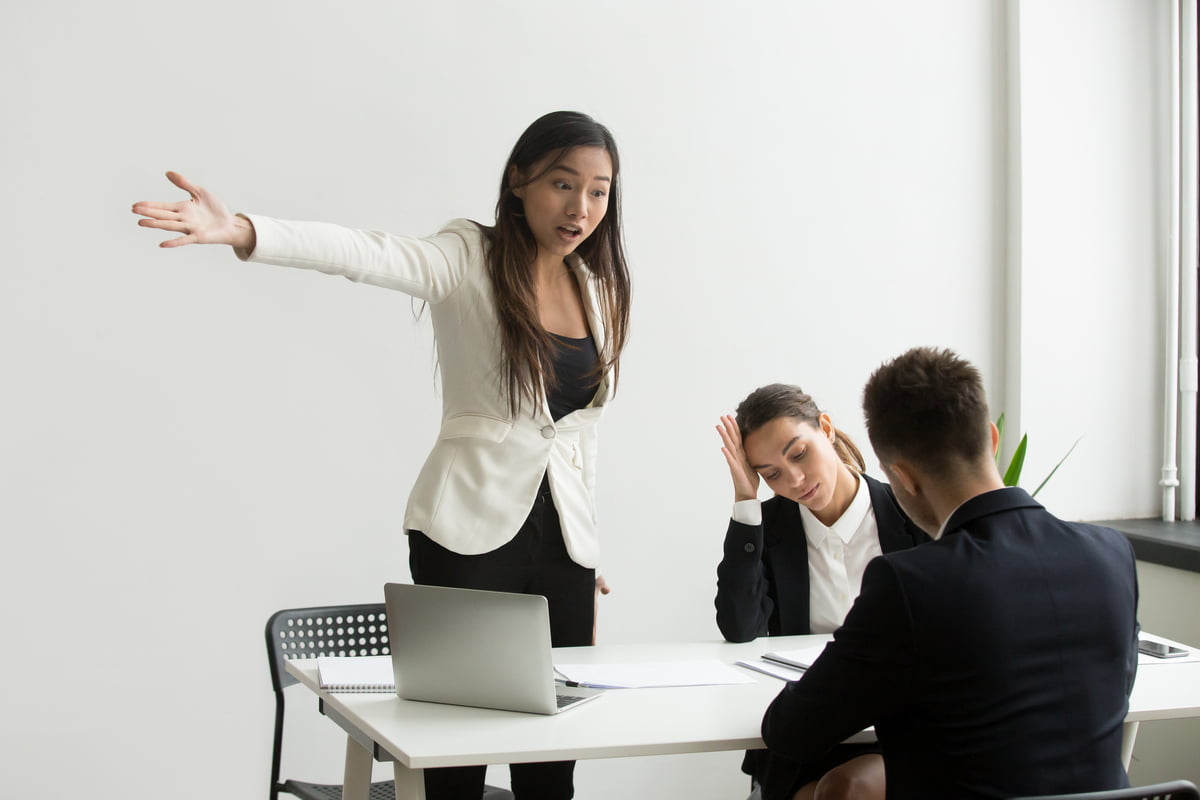Discussione fra impiegati seduti a un tavolo
