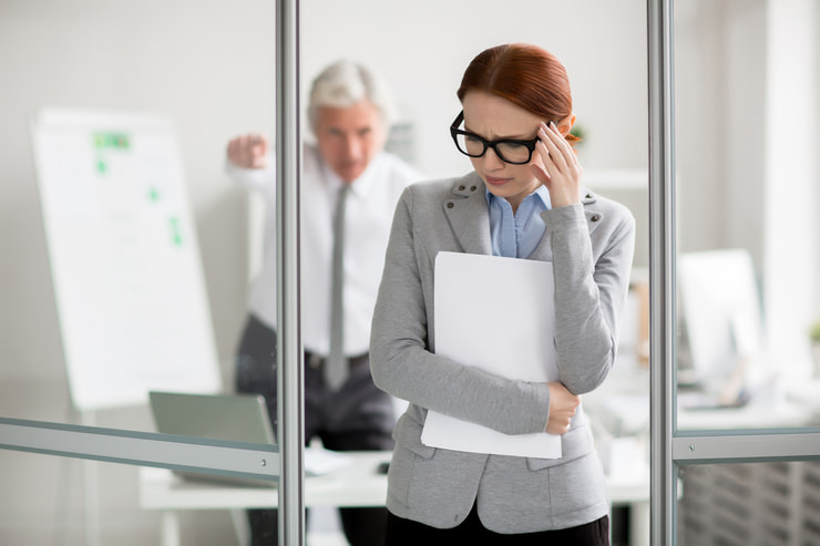 Donna che esce da un ufficio con aria abbattuta