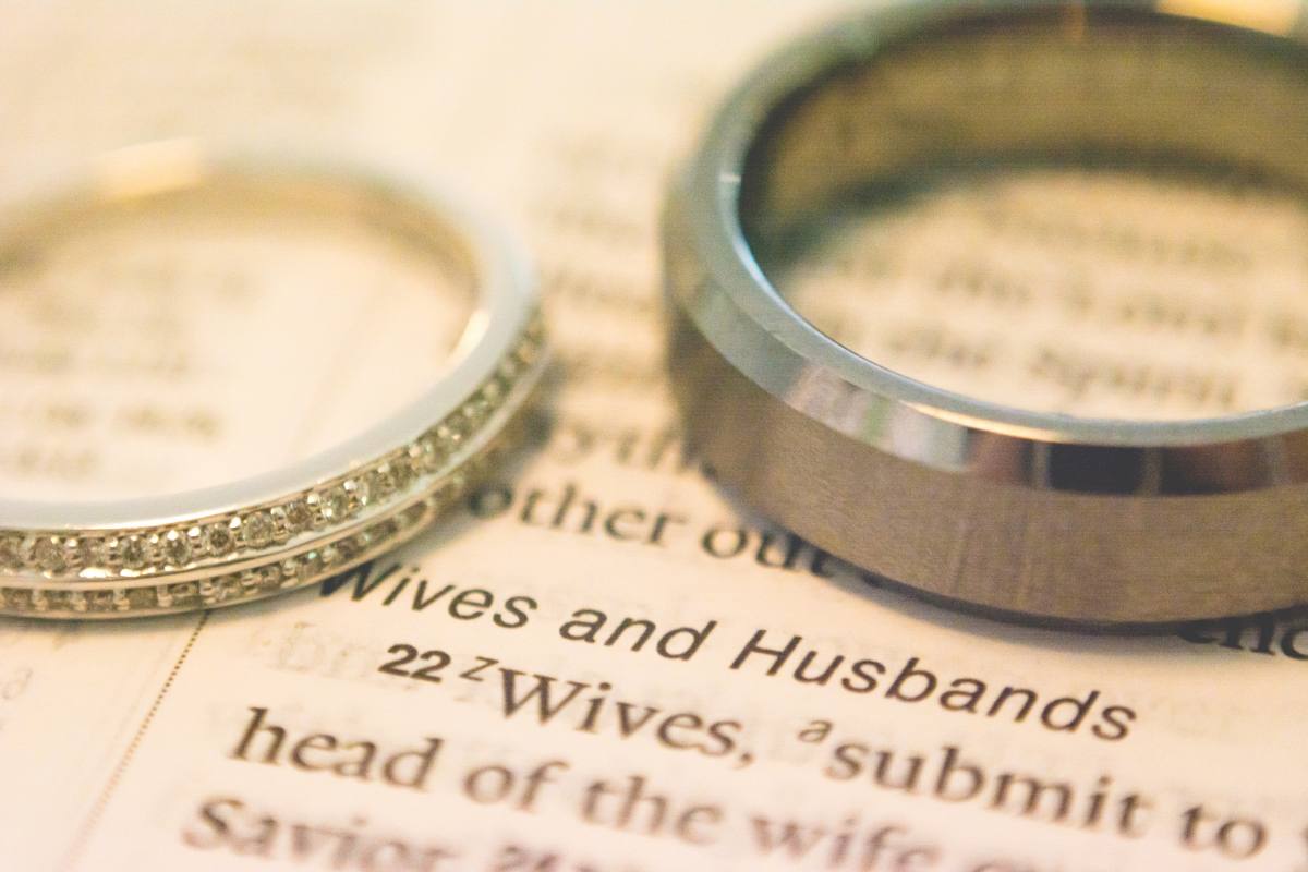 anelli matrimonio appoggiati su documenti