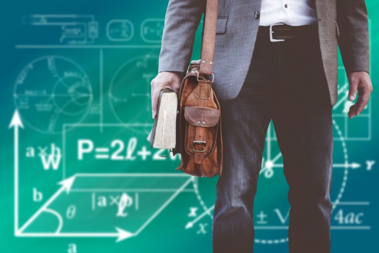 professore con valigia e libro in mano sullo sfondo lavagna con esercizi matematici