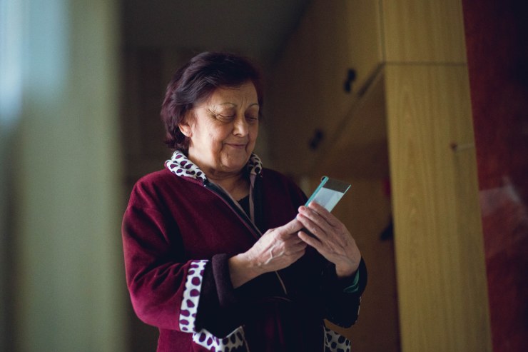 donna guarda malinconica il cellulare