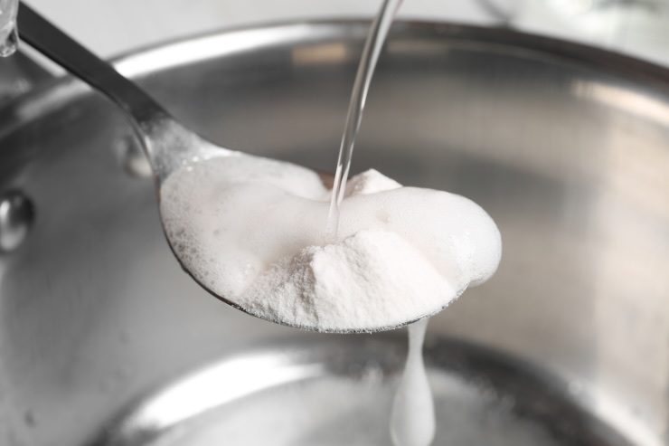bicarbonato e aceto sul cucchiaino 
