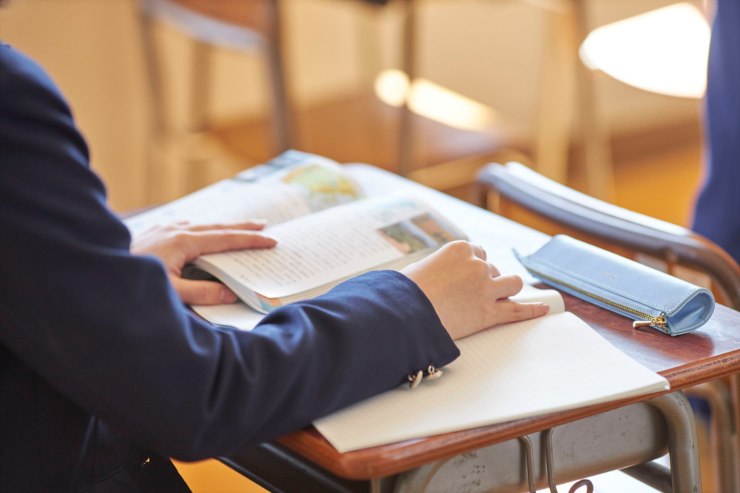 mani di studente su libro aperto